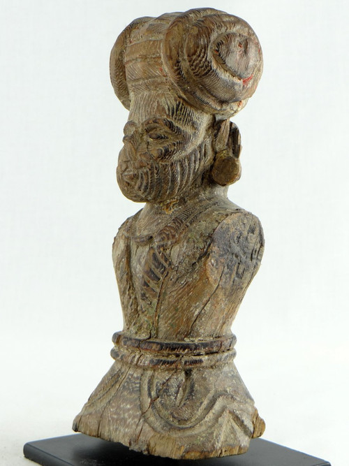 Inde, XVIIIème Siècle, Buste De Dignitaire En Bois Sculpté.