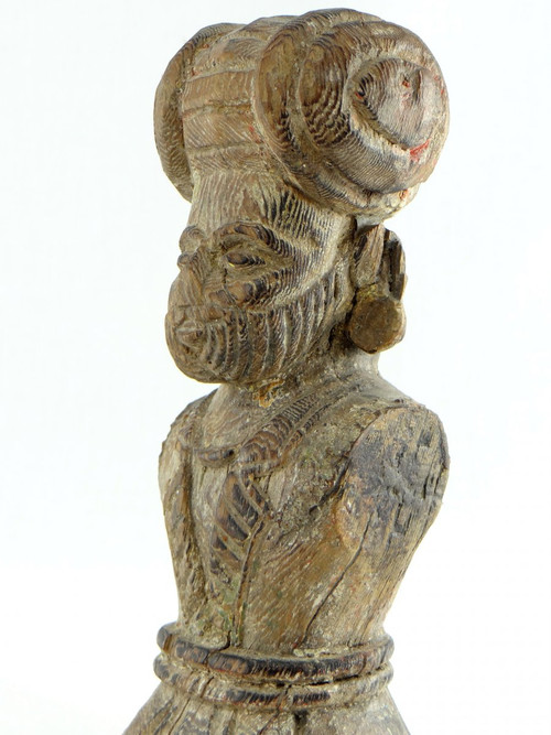Inde, XVIIIème Siècle, Buste De Dignitaire En Bois Sculpté.