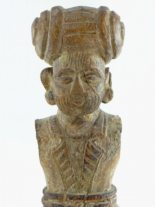 Inde, XVIIIème Siècle, Buste De Dignitaire En Bois Sculpté.