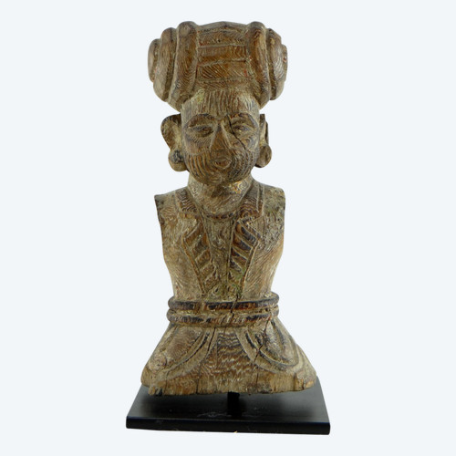Inde, XVIIIème Siècle, Buste De Dignitaire En Bois Sculpté.