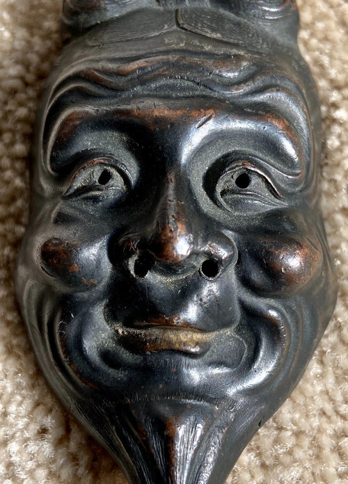Giappone, 1900 circa, epoca Meiji, Miniatura della maschera del teatro Noh En Shibuichi.