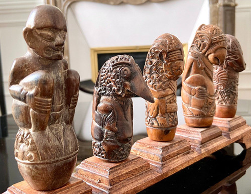 Indonésie, XIXème Siècle, Cinq Manches De Kriss En Bois Sculpté Décor Anthropo-zoomorphe.