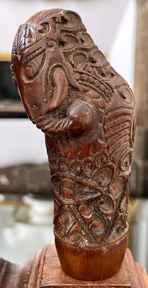 Indonésie, XIXème Siècle, Cinq Manches De Kriss En Bois Sculpté Décor Anthropo-zoomorphe.