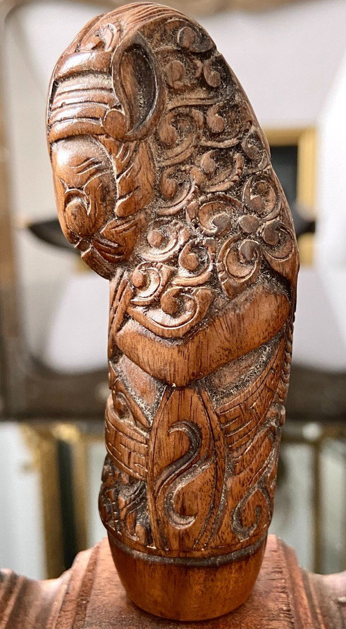 Indonésie, XIXème Siècle, Cinq Manches De Kriss En Bois Sculpté Décor Anthropo-zoomorphe.