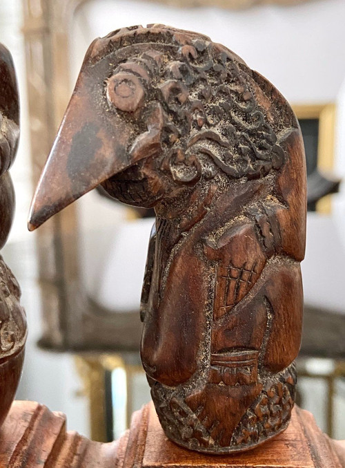 Indonésie, XIXème Siècle, Cinq Manches De Kriss En Bois Sculpté Décor Anthropo-zoomorphe.