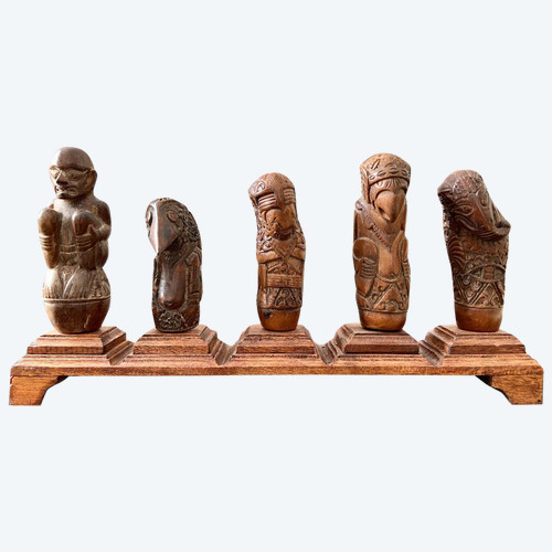 Indonésie, XIXème Siècle, Cinq Manches De Kriss En Bois Sculpté Décor Anthropo-zoomorphe.