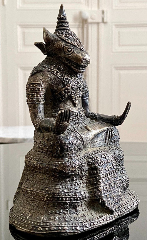 Thailand, 1. Drittel des 20. Jahrhunderts, Silber-Bronze-Statuette, Stierkopf-Göttlichkeit.
