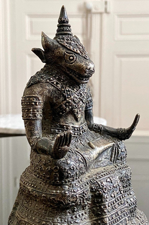 Thailand, 1. Drittel des 20. Jahrhunderts, Silber-Bronze-Statuette, Stierkopf-Göttlichkeit.