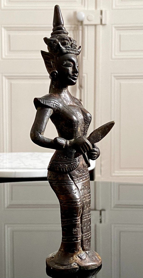 Birmania, XIX Secolo, Statuetta in bronzo Personaggio femminile con pugnale cerimoniale.