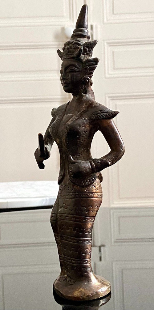 Birmania, XIX Secolo, Statuetta in bronzo Personaggio femminile con pugnale cerimoniale.