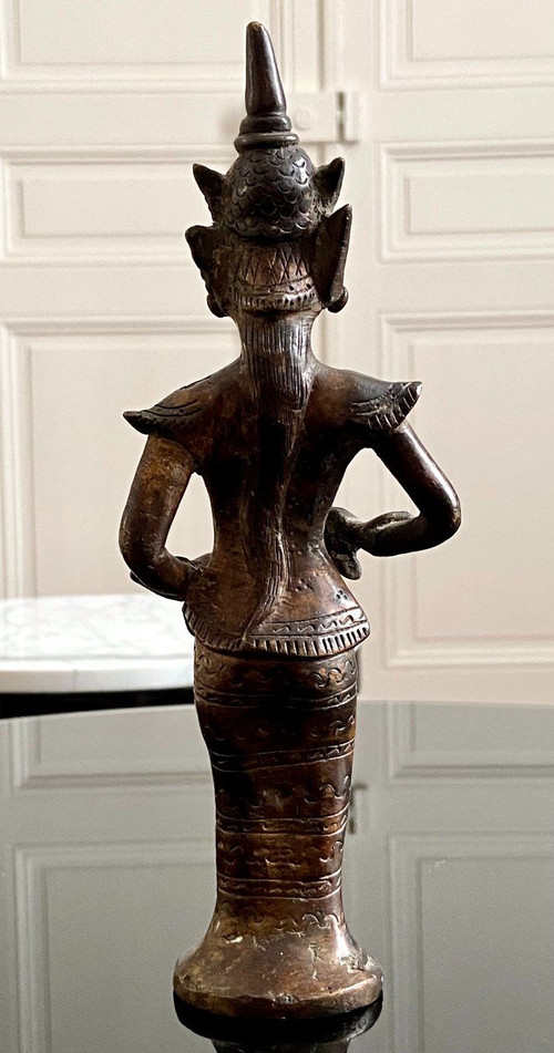 Birmania, XIX Secolo, Statuetta in bronzo Personaggio femminile con pugnale cerimoniale.