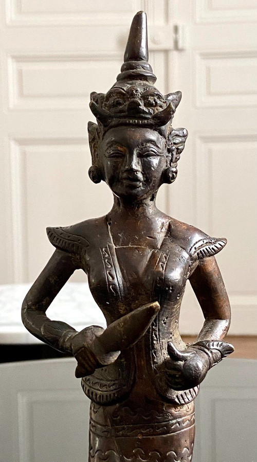 Birmania, XIX Secolo, Statuetta in bronzo Personaggio femminile con pugnale cerimoniale.