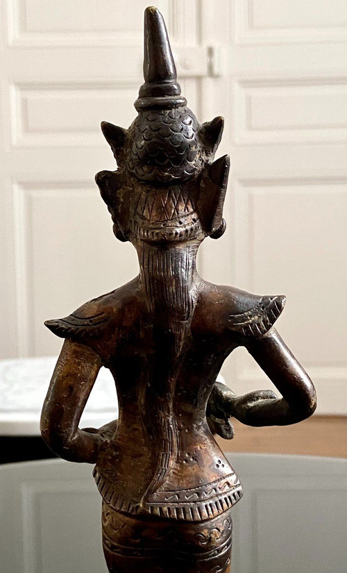 Birmania, XIX Secolo, Statuetta in bronzo Personaggio femminile con pugnale cerimoniale.