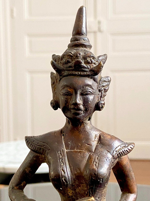 Birmania, XIX Secolo, Statuetta in bronzo Personaggio femminile con pugnale cerimoniale.