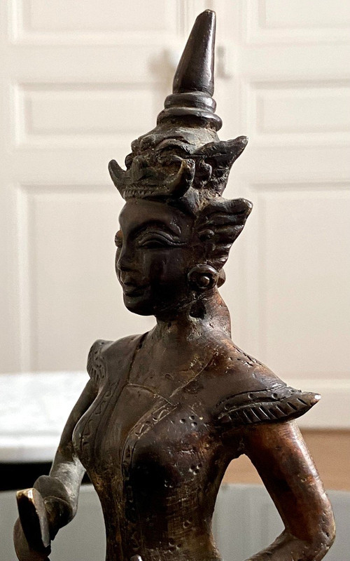 Birmania, XIX Secolo, Statuetta in bronzo Personaggio femminile con pugnale cerimoniale.
