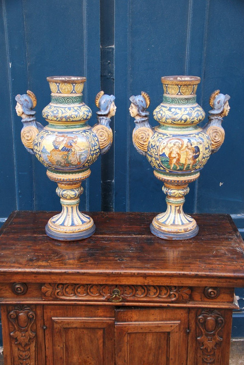 Italie Paire De Grands Vases En Faience Polychrome Style Renaissance XIXe Urbino