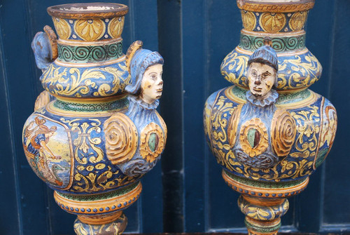 Italie Paire De Grands Vases En Faience Polychrome Style Renaissance XIXe Urbino