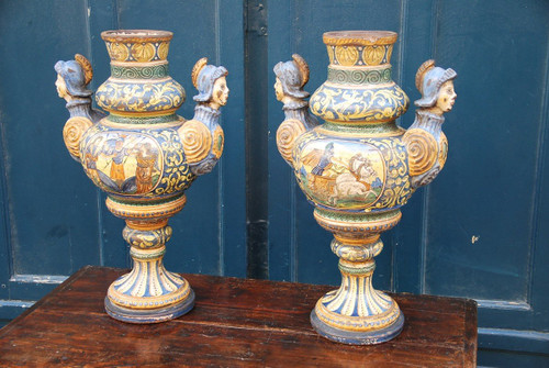 Italie Paire De Grands Vases En Faience Polychrome Style Renaissance XIXe Urbino
