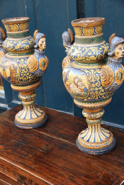 Italie Paire De Grands Vases En Faience Polychrome Style Renaissance XIXe Urbino
