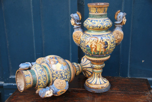 Italie Paire De Grands Vases En Faience Polychrome Style Renaissance XIXe Urbino