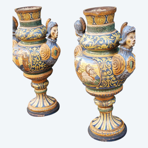 Italie Paire De Grands Vases En Faience Polychrome Style Renaissance XIXe Urbino
