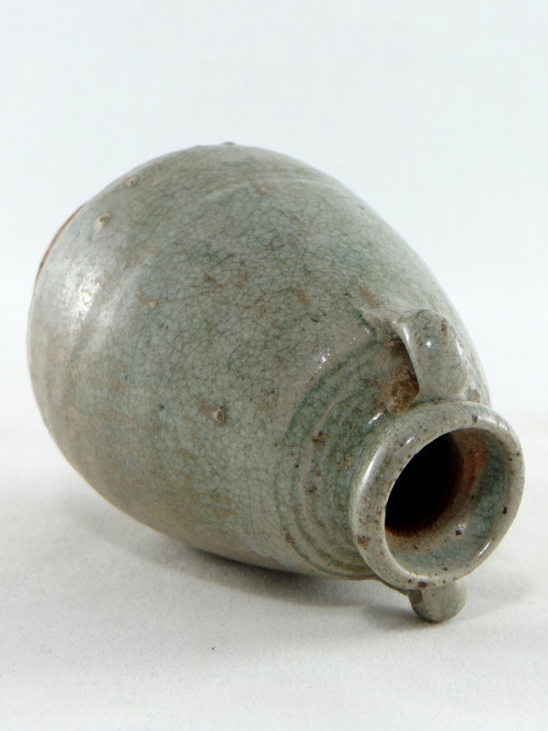 Thailandia, Sawankhalok, XIV-XVI secolo, Vaso piccolo in ceramica Celadon.