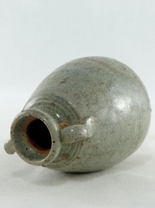 Thailandia, Sawankhalok, XIV-XVI secolo, Vaso piccolo in ceramica Celadon.