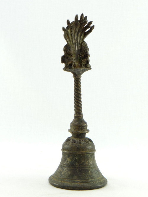 Inde, XIXème Siècle, Cloche Rituelle En Bronze Ornée Des Dieux Ganesh Et Hanuman.