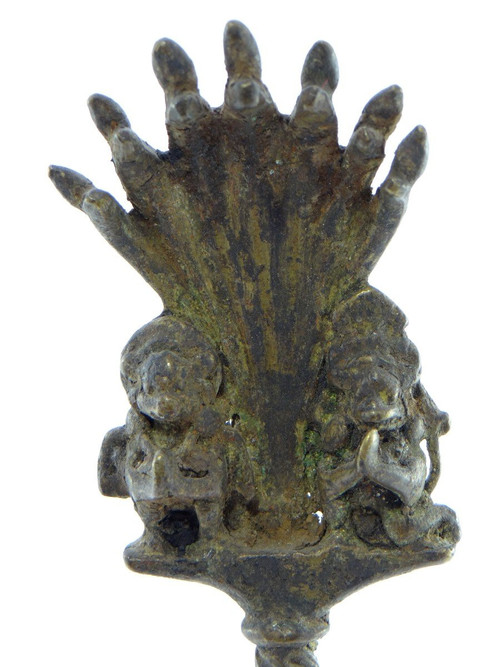 Inde, XIXème Siècle, Cloche Rituelle En Bronze Ornée Des Dieux Ganesh Et Hanuman.