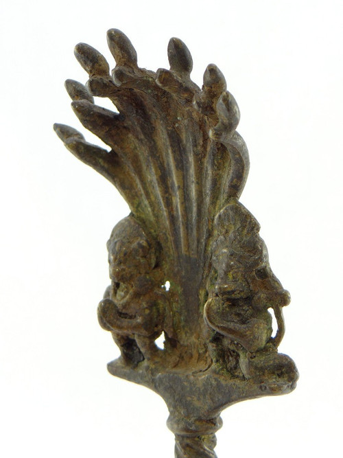 Inde, XIXème Siècle, Cloche Rituelle En Bronze Ornée Des Dieux Ganesh Et Hanuman.