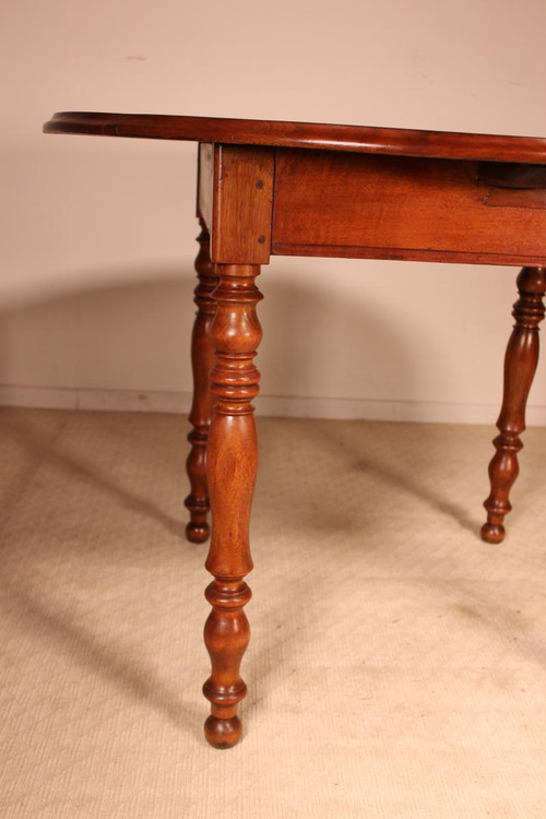 Oval Table In Walnut 19 ° Century
