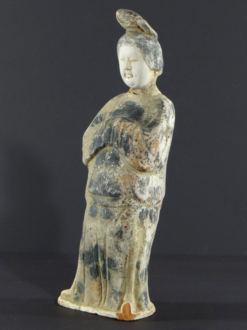 Cina, periodo dinastia Tang (618-907), statuetta in terracotta di dama di corte
