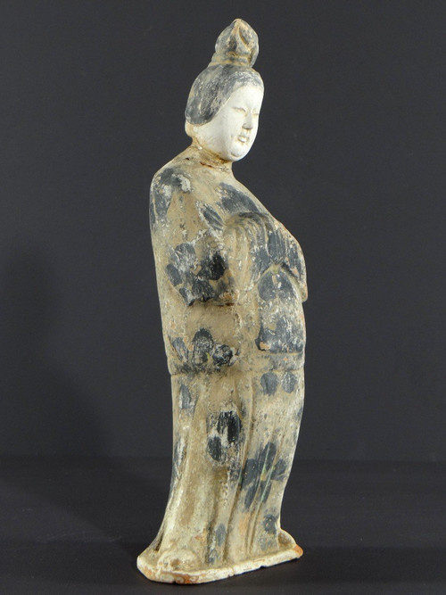 Cina, periodo dinastia Tang (618-907), statuetta in terracotta di dama di corte