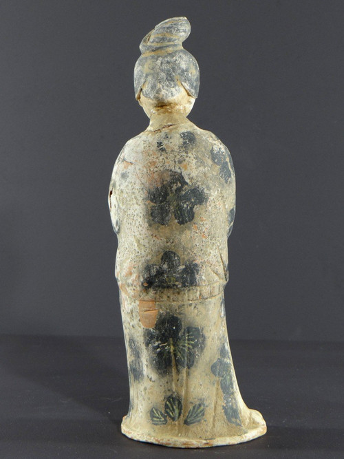Cina, periodo dinastia Tang (618-907), statuetta in terracotta di dama di corte