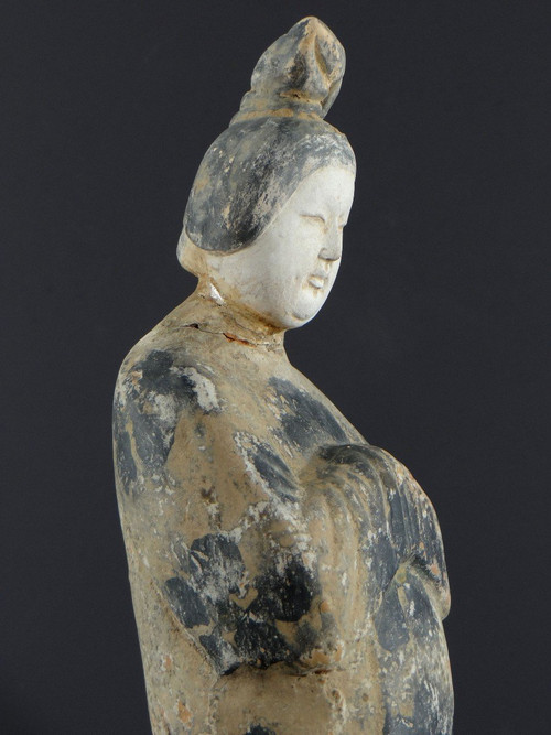 Cina, periodo dinastia Tang (618-907), statuetta in terracotta di dama di corte