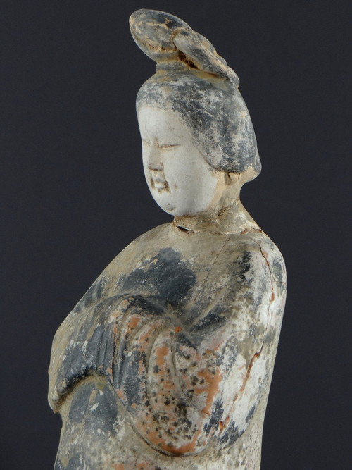 Cina, periodo dinastia Tang (618-907), statuetta in terracotta di dama di corte