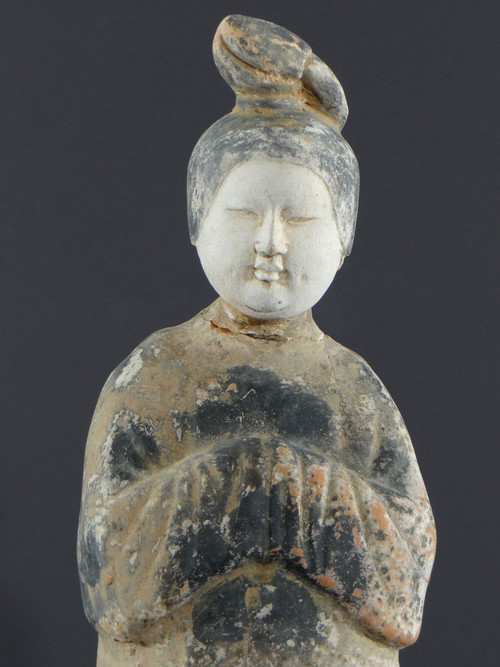 Cina, periodo dinastia Tang (618-907), statuetta in terracotta di dama di corte