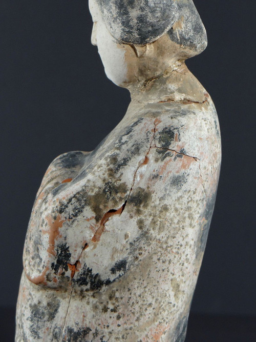 Cina, periodo dinastia Tang (618-907), statuetta in terracotta di dama di corte