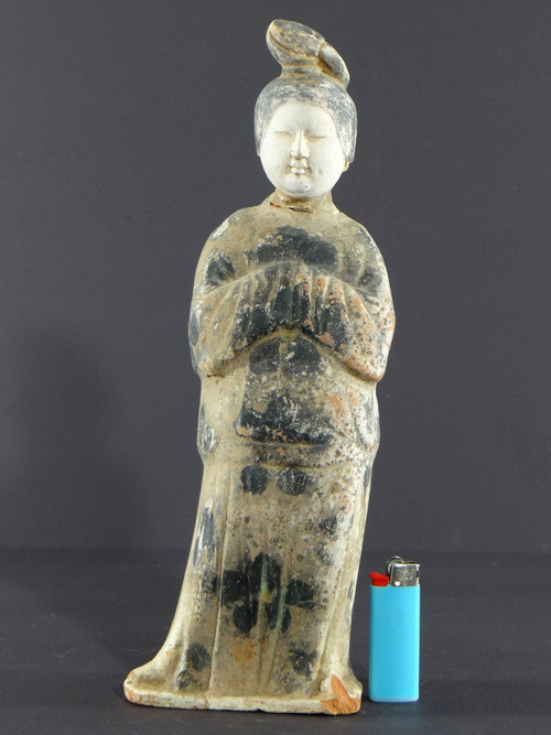 Cina, periodo dinastia Tang (618-907), statuetta in terracotta di dama di corte
