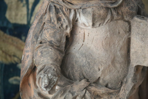 Terrakotta-Skulptur, die die Heilige Barbara darstellt