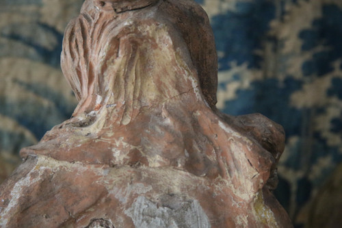 Terrakotta-Skulptur, die die Heilige Barbara darstellt
