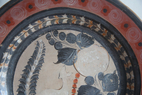 Grande piatto circolare in terracotta decorato con un cerbiatto in un paesaggio.