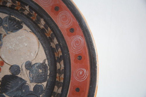 Grande piatto circolare in terracotta decorato con un cerbiatto in un paesaggio.