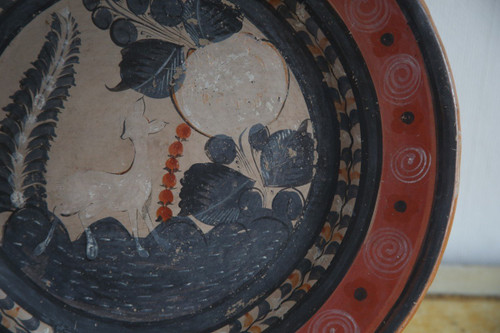Grande piatto circolare in terracotta decorato con un cerbiatto in un paesaggio.