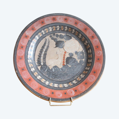 Grande piatto circolare in terracotta decorato con un cerbiatto in un paesaggio.