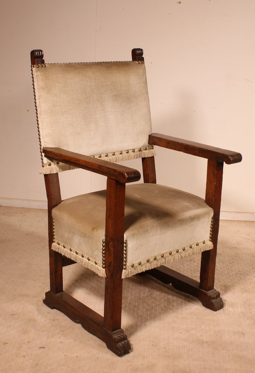17th Century Spanish Armchair In Walnut