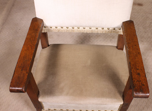 17th Century Spanish Armchair In Walnut