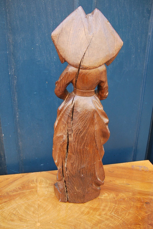 Sculpture Représentant Une Femme  Du Moyen Age