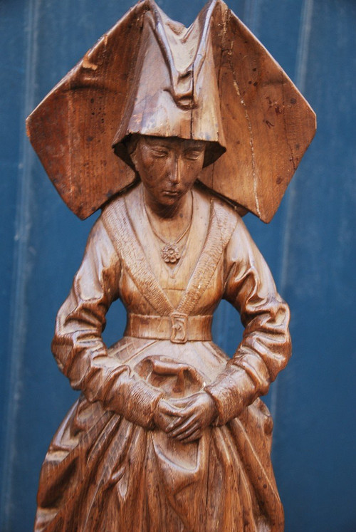 Sculpture Représentant Une Femme  Du Moyen Age