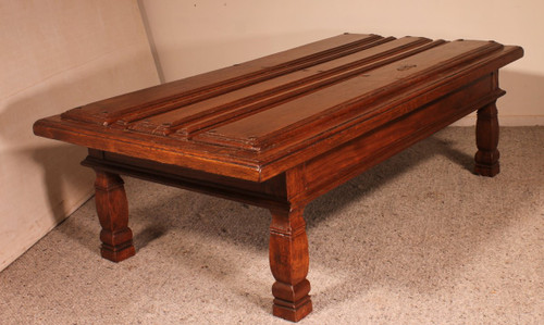 Table Basse Formée Avec Une Vieille Porte Du  17° Siècle Espagnole  En Châtaignier